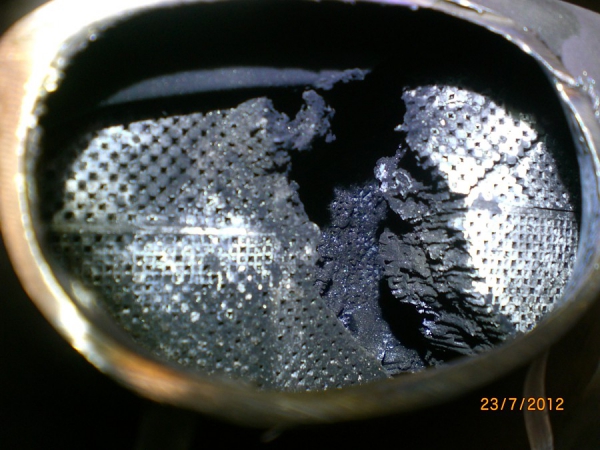 Durch Reinigung mit Flüssigkeiten zerstörter Dieselpartikellfilter eines VW Passat