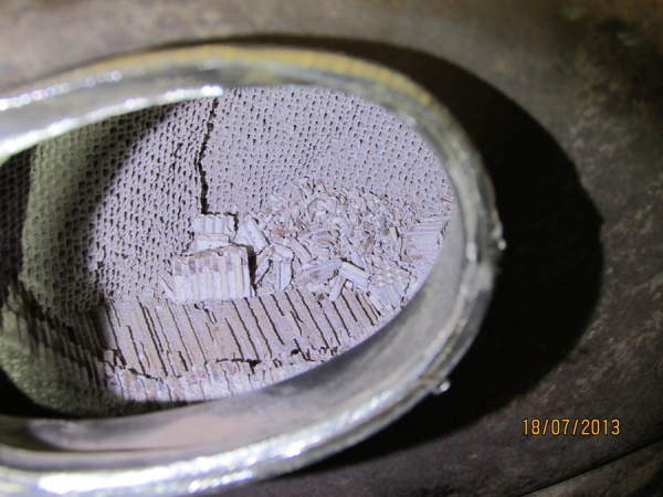 Durch Reinigung mit Flüssigkeiten zerstörter Dieselpartikellfilter eines Skoda